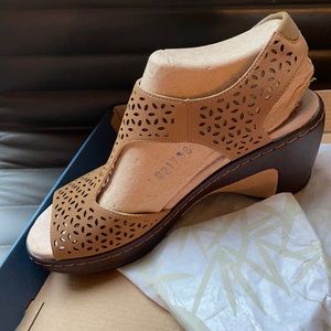 NWT JBU Chloe Sandals